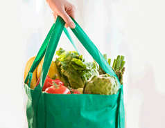 無(wú)紡布手提購(gòu)物帶 裝著菜的無(wú)紡布購(gòu)物袋