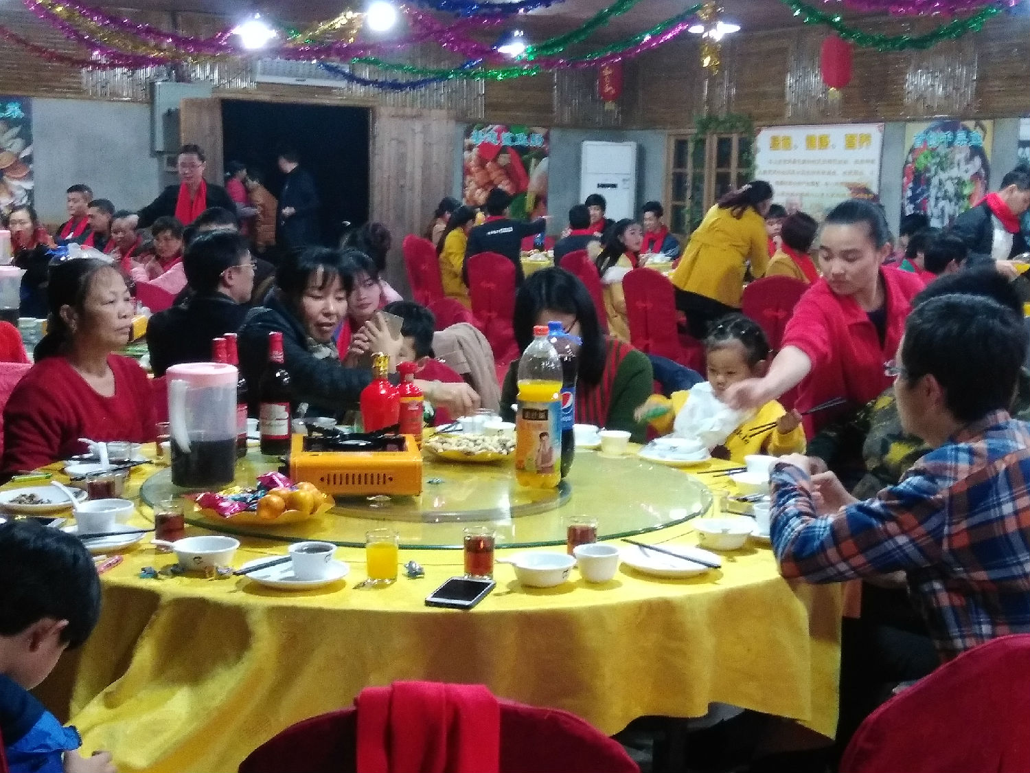 雄緯紡織團(tuán)年宴其樂(lè)融融的景象 雄緯紡織團(tuán)年宴其樂(lè)融融的景象