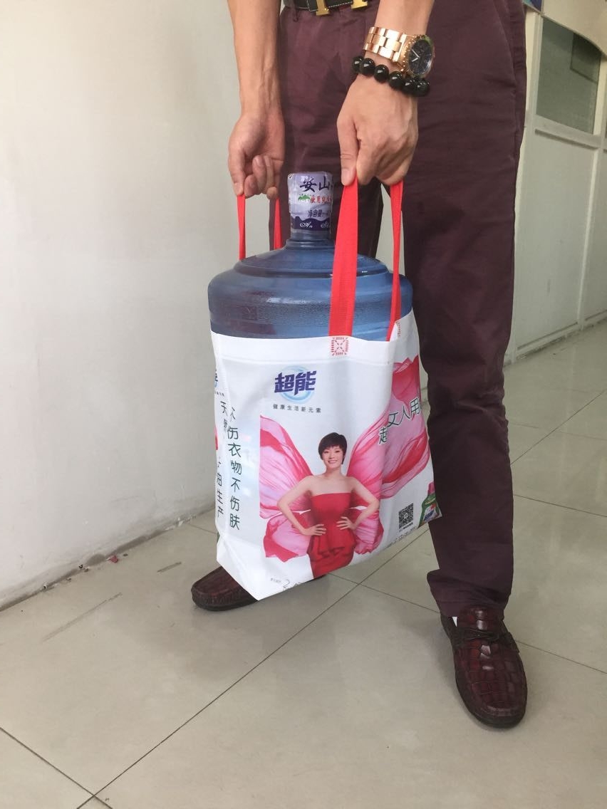 無紡布袋提30斤礦泉水 無紡布袋提30斤礦泉水