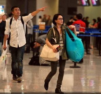 左肩背無(wú)紡布袋，右肩帆布袋的周迅就這樣出現(xiàn)的機(jī)場(chǎng)，果然愧是環(huán)保大使